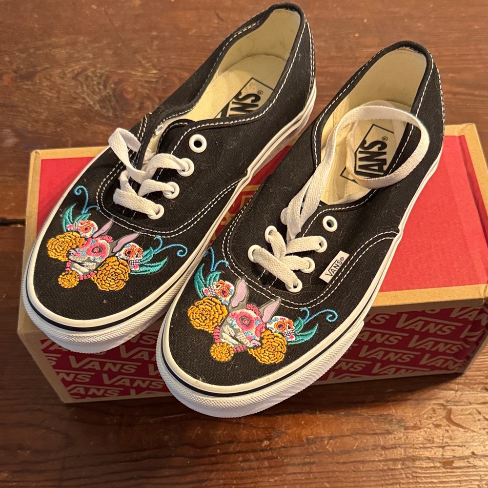 Vans El Día de los Muertos Women's  Embroidered Sneakers - new never worn